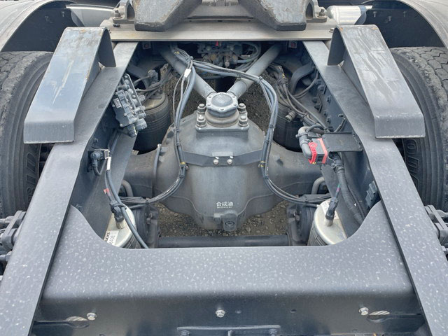 UDトラックスクオントレーラーヘッド（トラクターヘッド）大型（10t）[写真12]