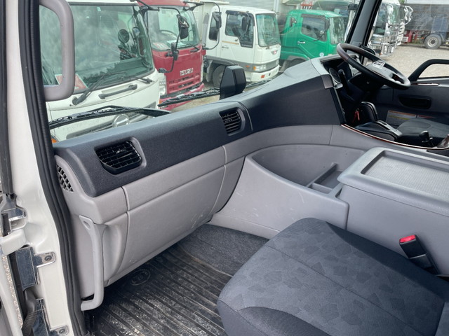 UDトラックスクオントレーラーヘッド（トラクターヘッド）大型（10t）[写真25]