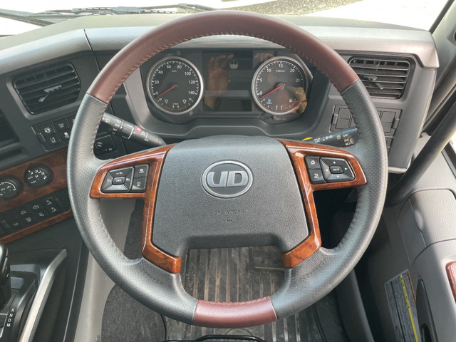 UDトラックスクオントレーラーヘッド（トラクターヘッド）大型（10t）[写真29]