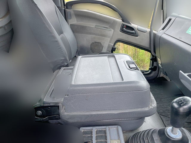 いすゞフォワード汚泥吸引車中型（4t）[写真32]