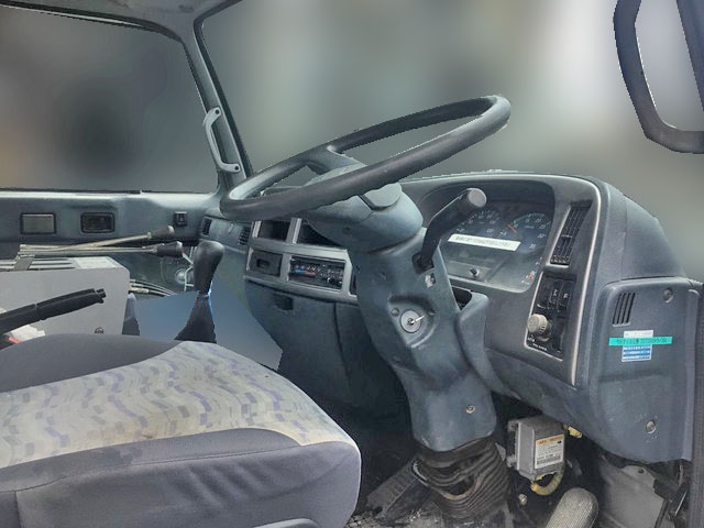 UDトラックスコンドル散水車中型（4t）[写真24]