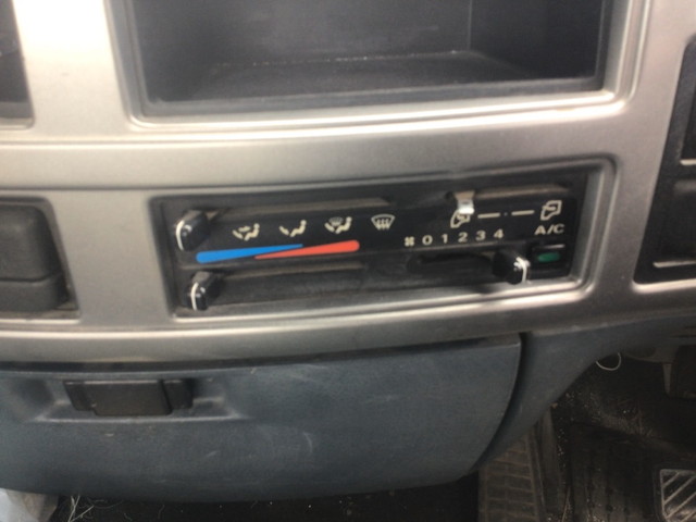 UDトラックスコンドル散水車中型（4t）[写真29]