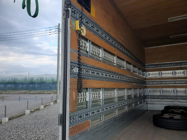 三菱ふそうキャンターアルミバン小型（2t・3t）[写真26]