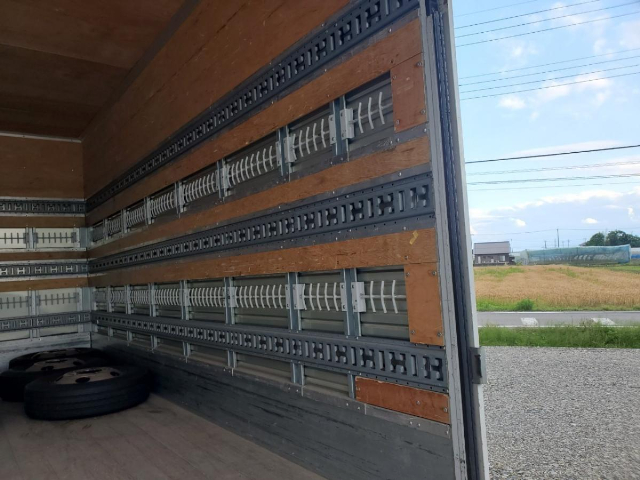 三菱ふそうキャンターアルミバン小型（2t・3t）[写真27]