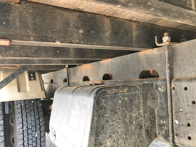 いすゞフォワード平ボディ中型（4t）[写真23]