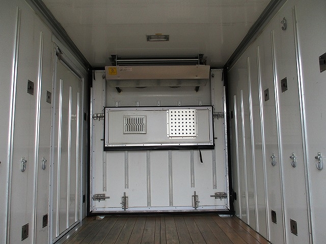 いすゞエルフ冷凍車（冷蔵車）小型（2t・3t）[写真04]