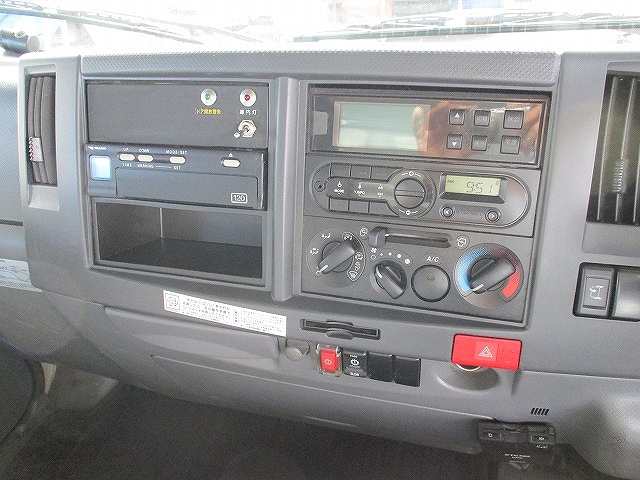 いすゞエルフ冷凍車（冷蔵車）小型（2t・3t）[写真07]