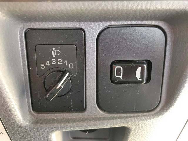 三菱ふそうキャンター平ボディ小型（2t・3t）[写真37]