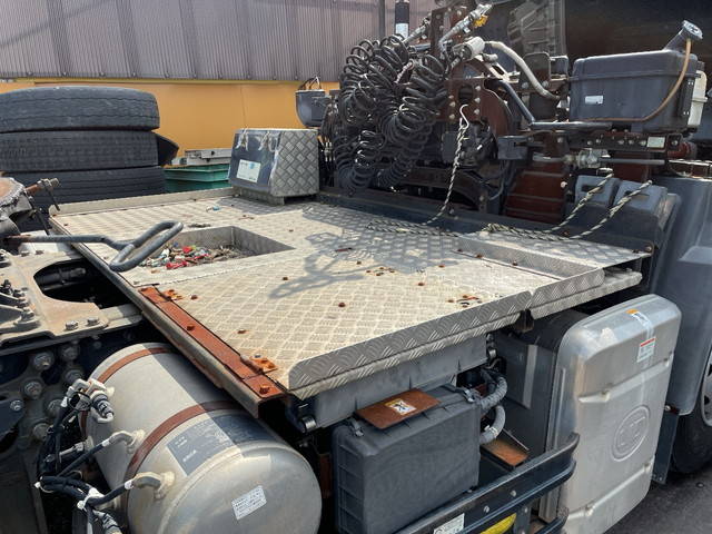 UDトラックスクオントレーラーヘッド（トラクターヘッド）大型（10t）[写真11]