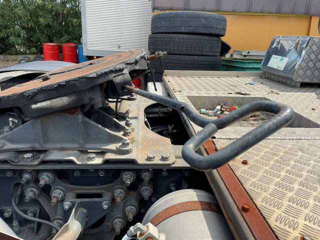 UDトラックスクオントレーラーヘッド（トラクターヘッド）大型（10t）[写真14]