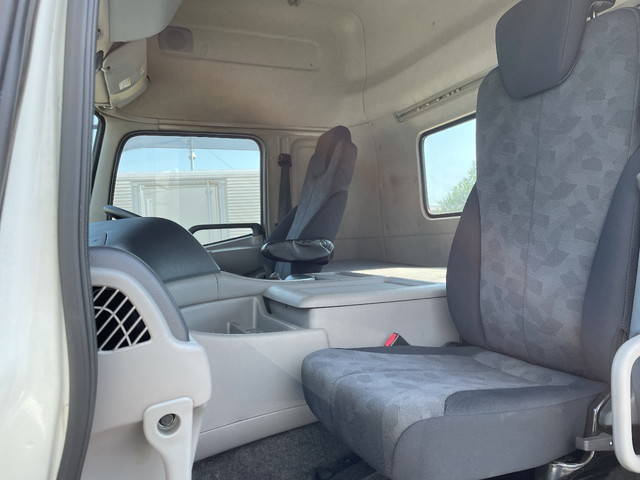 UDトラックスクオントレーラーヘッド（トラクターヘッド）大型（10t）[写真28]