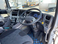 UDトラックスクオントレーラーヘッド（トラクターヘッド）大型（10t）[写真31]