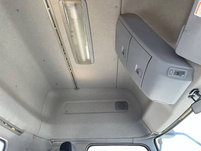 UDトラックスクオントレーラーヘッド（トラクターヘッド）大型（10t）[写真33]