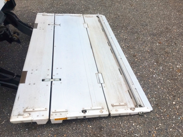 三菱ふそうキャンターアルミバン小型（2t・3t）[写真04]