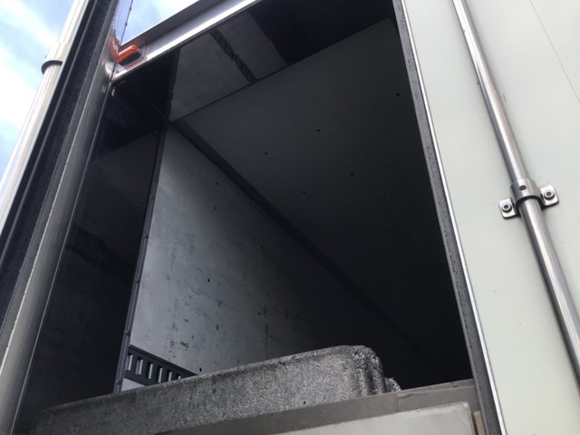 いすゞギガアルミウイング大型（10t）[写真06]