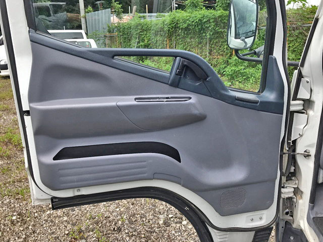 三菱ふそうキャンター平ボディ小型（2t・3t）[写真21]
