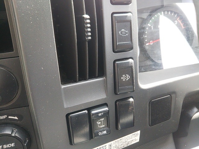 いすゞフォワード平ボディ中型（4t）[写真32]