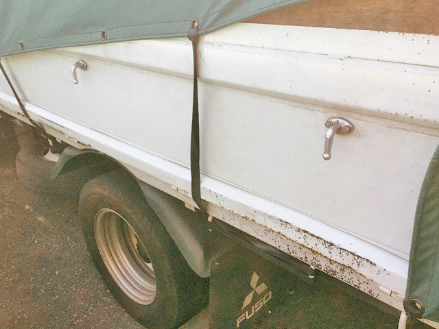 三菱ふそうキャンター平ボディ小型（2t・3t）[写真03]