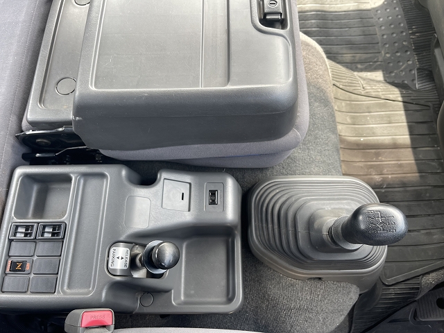 いすゞフォワードセルフクレーン3段増トン（6t・8t）[写真38]