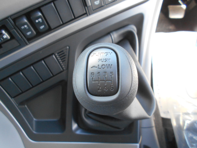 UDトラックスクオンセルフクレーン4段大型（10t）[写真27]