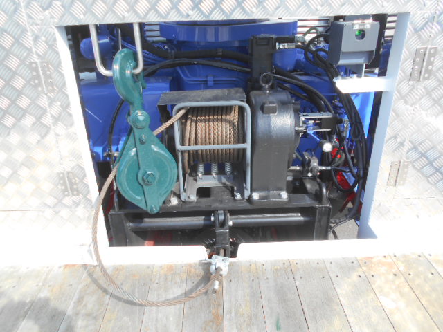 UDトラックスクオンセルフクレーン4段大型（10t）[写真08]