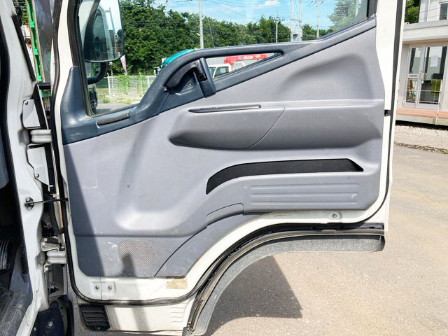 三菱ふそうキャンター平ボディ小型（2t・3t）[写真20]