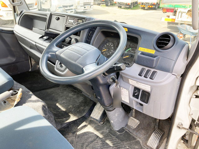 三菱ふそうキャンター平ボディ小型（2t・3t）[写真24]