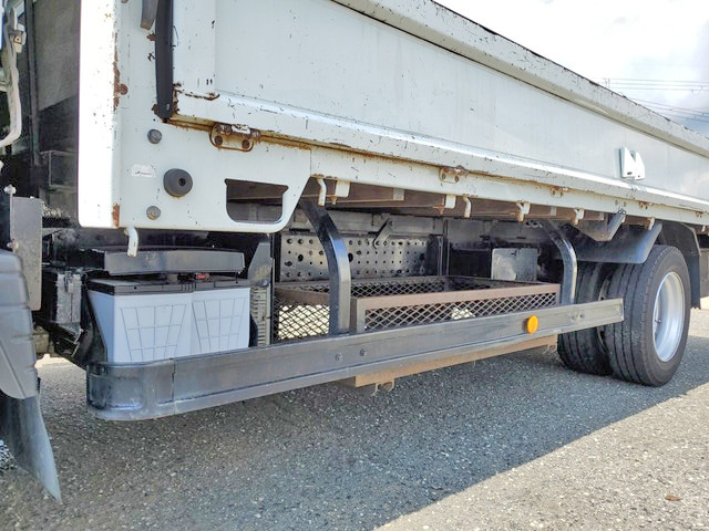 三菱ふそうキャンター平ボディ小型（2t・3t）[写真18]