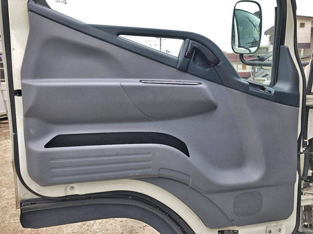 三菱ふそうキャンター平ボディ小型（2t・3t）[写真26]