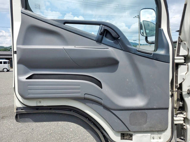 三菱ふそうキャンター平ボディ小型（2t・3t）[写真26]