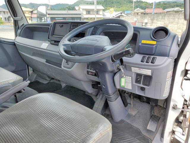 三菱ふそうキャンター平ボディ小型（2t・3t）[写真32]