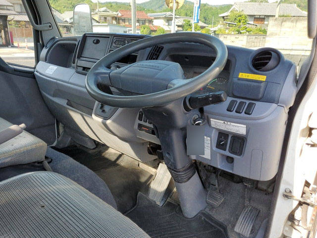 三菱ふそうキャンター平ボディ小型（2t・3t）[写真31]