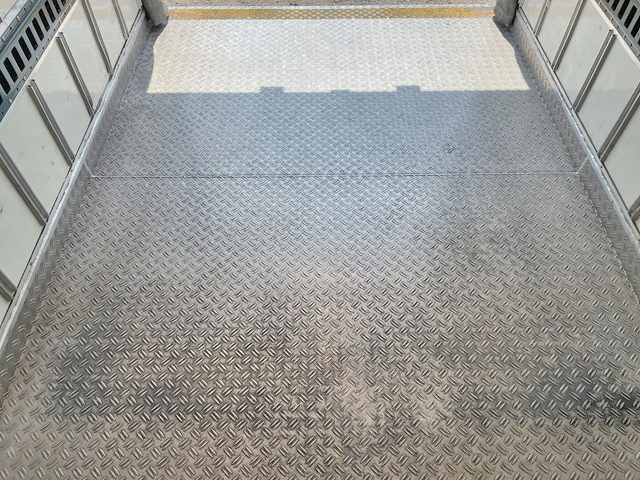 いすゞエルフ冷凍車（冷蔵車）小型（2t・3t）[写真18]