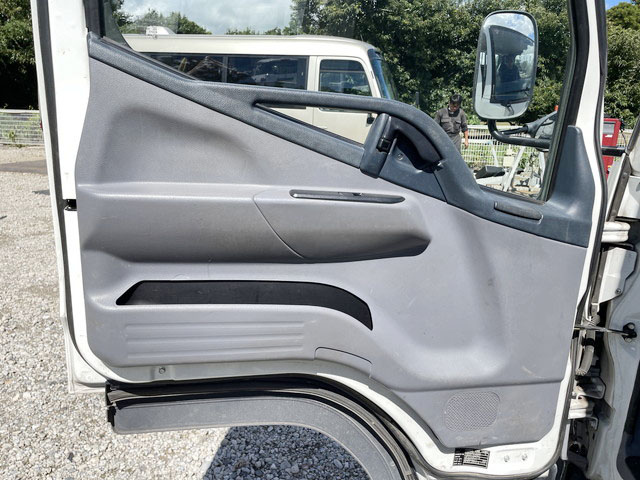 三菱ふそうキャンター平ボディ小型（2t・3t）[写真28]