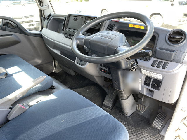 三菱ふそうキャンター平ボディ小型（2t・3t）[写真32]