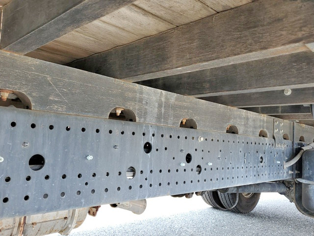 いすゞフォワード平ボディ中型（4t）[写真22]