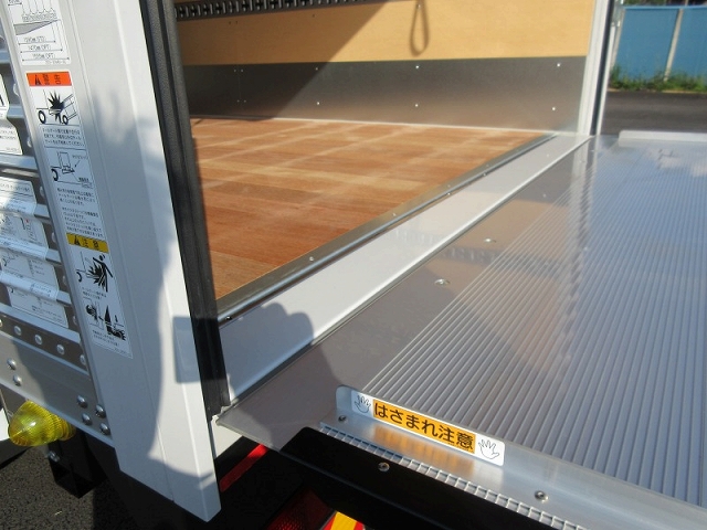 三菱ふそうキャンターアルミバン小型（2t・3t）[写真06]