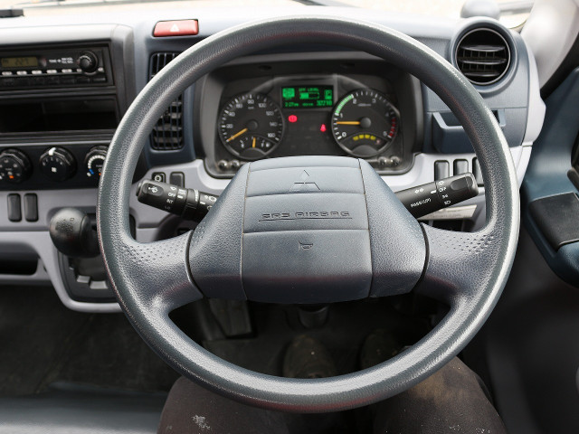 三菱ふそうキャンター平ボディ小型（2t・3t）[写真28]