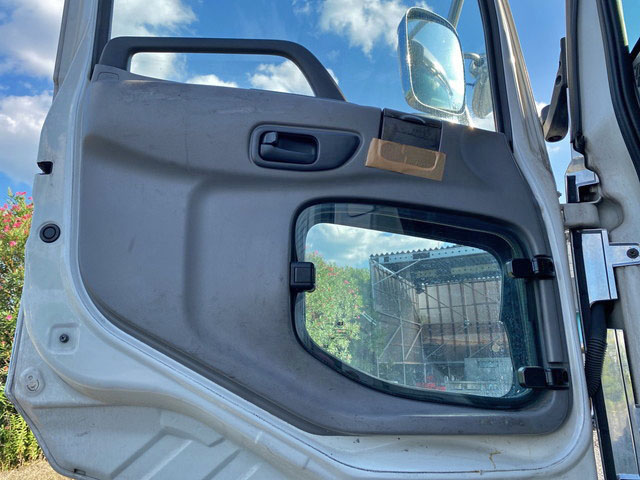 UDトラックスクオンアルミウイング大型（10t）[写真24]