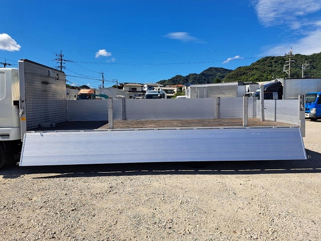 三菱ふそうファイターアルミブロック中型（4t）[写真09]