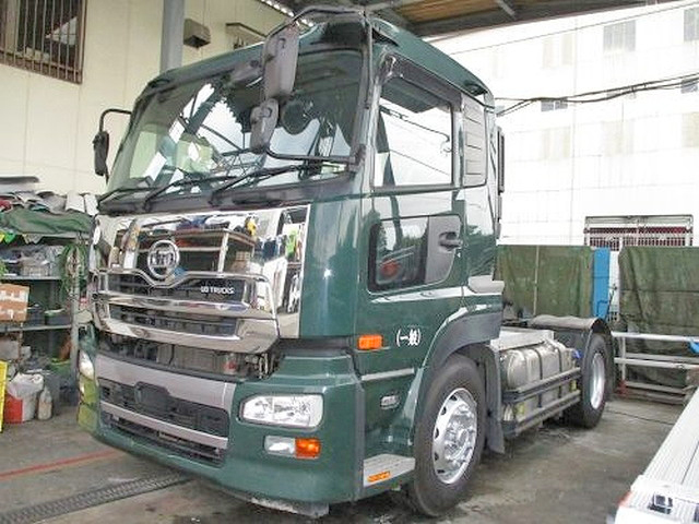 UDトラックスクオントレーラーヘッド（トラクターヘッド）大型（10t）[写真01]