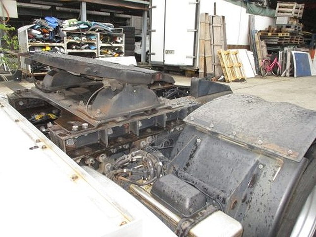UDトラックスクオントレーラーヘッド（トラクターヘッド）大型（10t）[写真10]