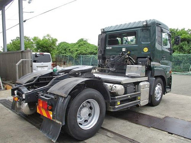 UDトラックスクオントレーラーヘッド（トラクターヘッド）大型（10t）[写真02]