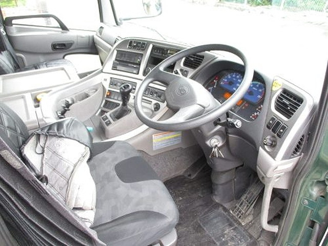 UDトラックスクオントレーラーヘッド（トラクターヘッド）大型（10t）[写真23]