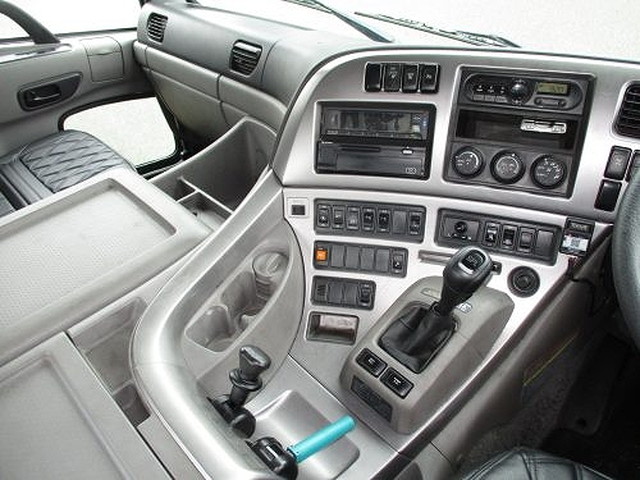 UDトラックスクオントレーラーヘッド（トラクターヘッド）大型（10t）[写真24]