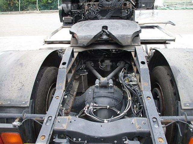 UDトラックスクオントレーラーヘッド（トラクターヘッド）大型（10t）[写真04]