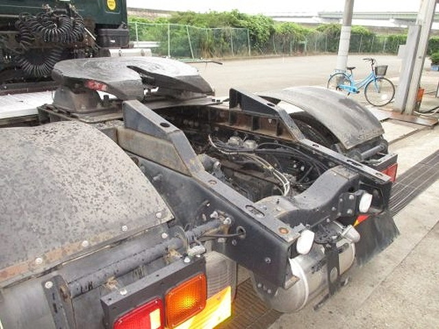 UDトラックスクオントレーラーヘッド（トラクターヘッド）大型（10t）[写真09]