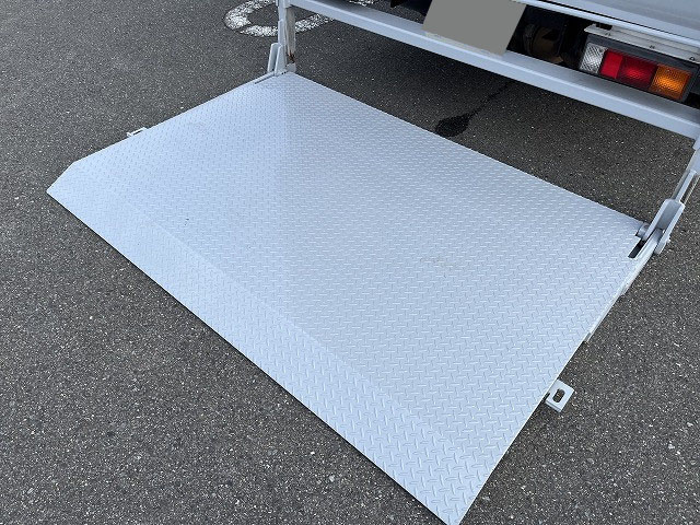 三菱ふそうキャンターアルミバン小型（2t・3t）[写真11]