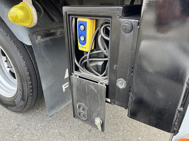 三菱ふそうキャンターアルミバン小型（2t・3t）[写真19]