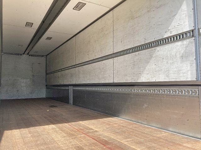 いすゞギガアルミウイング大型（10t）[写真12]